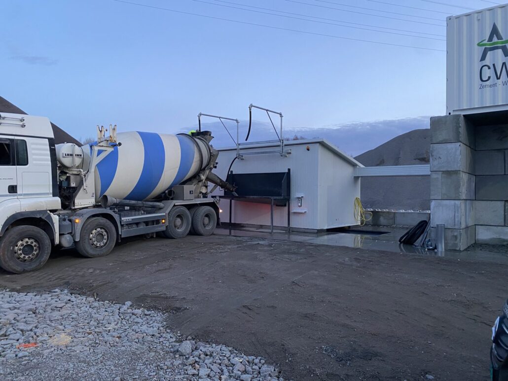 Frischbeton aus Fahrmischer abladen und Beton auswaschen