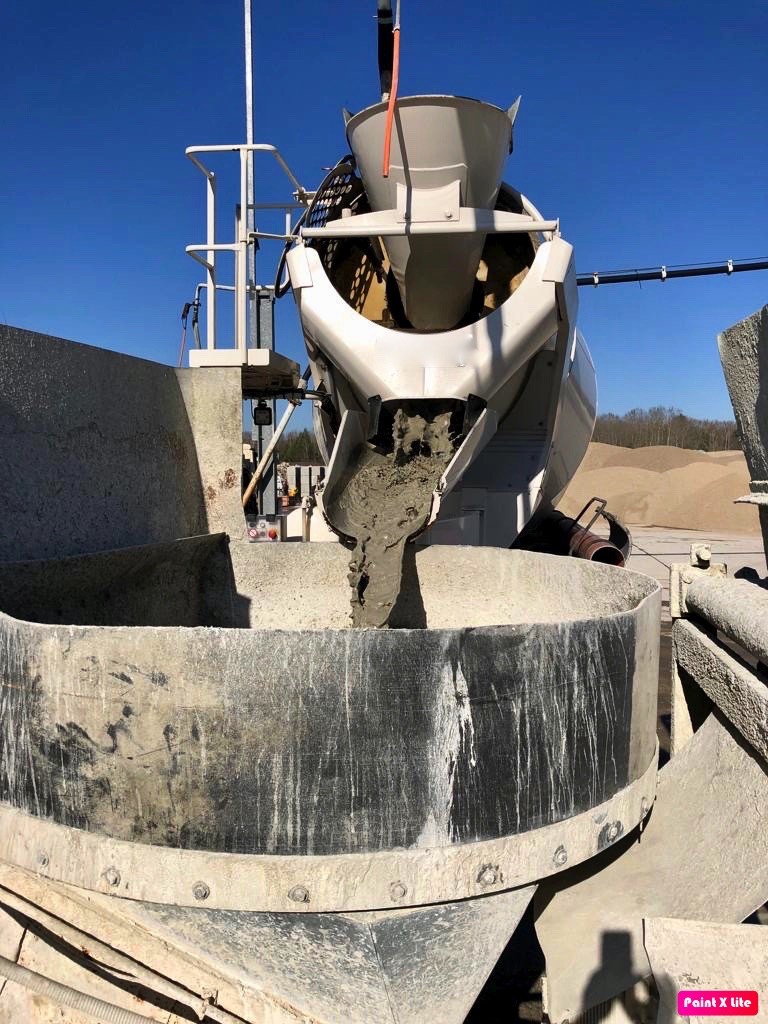 Restbeton Recycling Betonmischer lädt Frischbeton ab